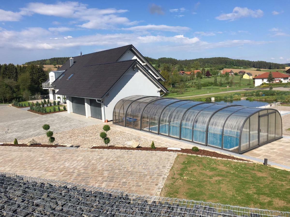 Landhaus Ferienwohnungen Mit Pool Und Wellness Neukirchen-Balbini Ngoại thất bức ảnh
