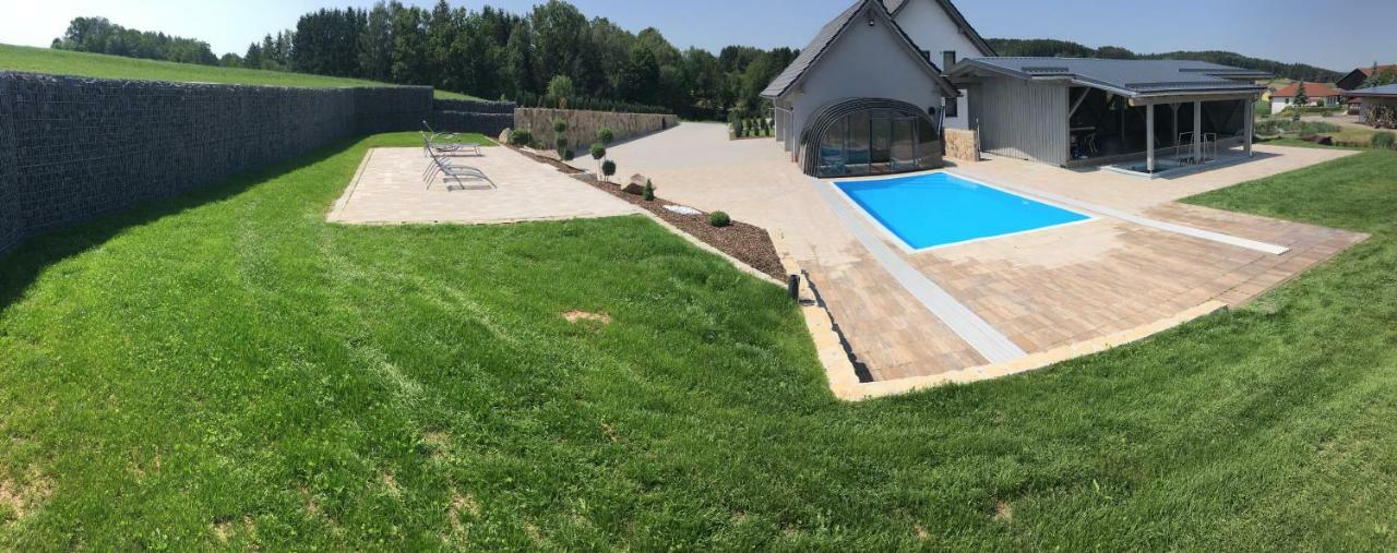 Landhaus Ferienwohnungen Mit Pool Und Wellness Neukirchen-Balbini Ngoại thất bức ảnh