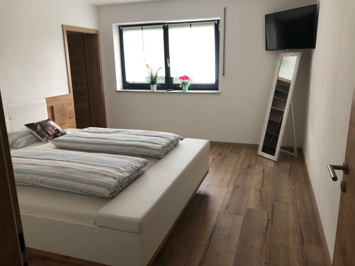 Landhaus Ferienwohnungen Mit Pool Und Wellness Neukirchen-Balbini Ngoại thất bức ảnh