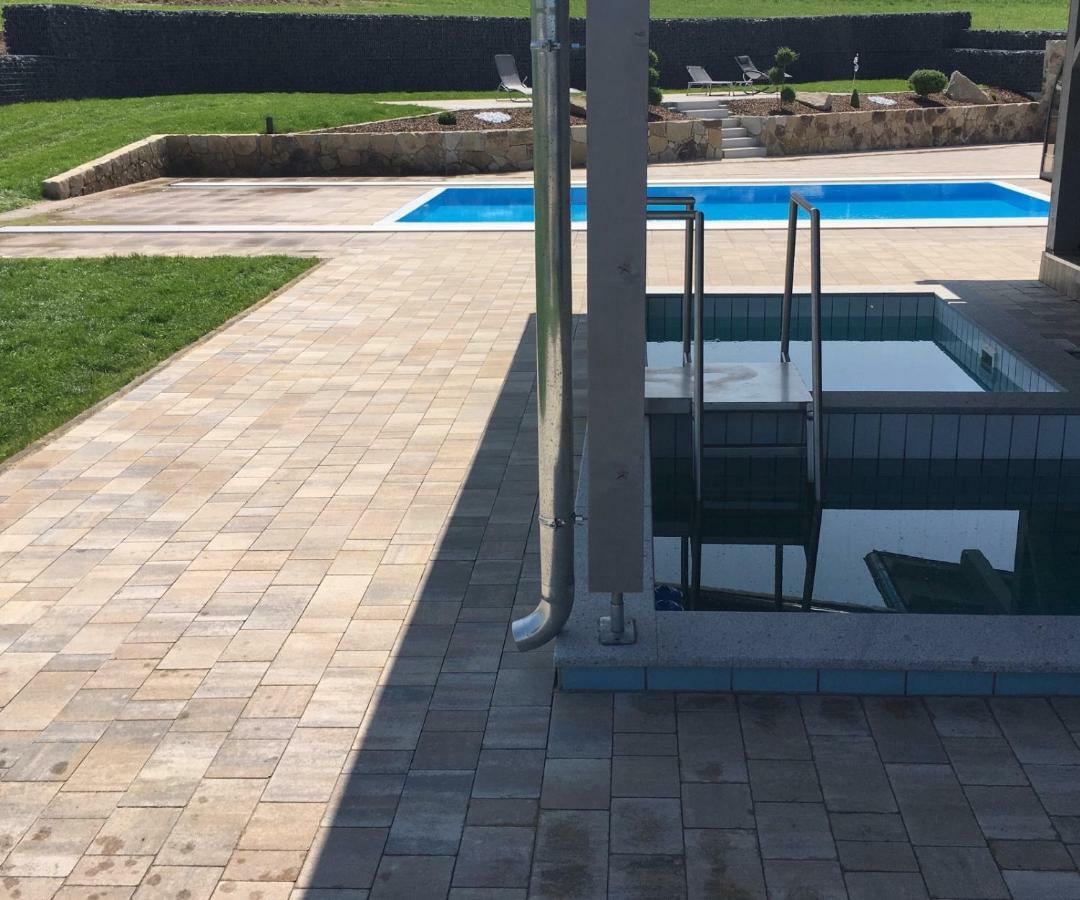 Landhaus Ferienwohnungen Mit Pool Und Wellness Neukirchen-Balbini Ngoại thất bức ảnh