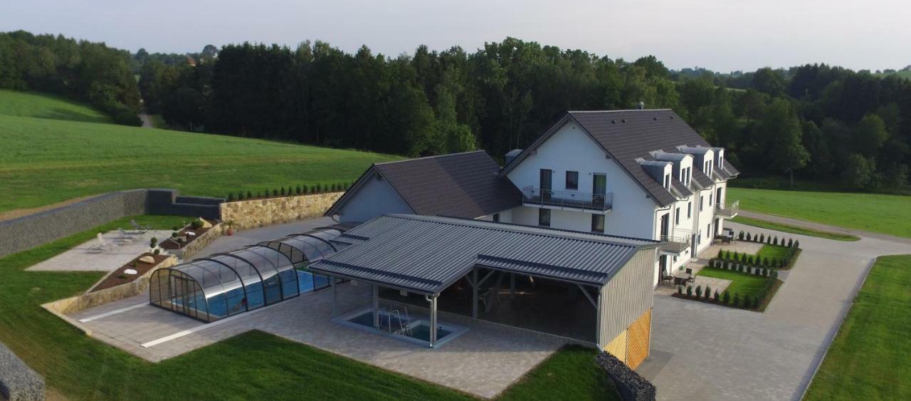 Landhaus Ferienwohnungen Mit Pool Und Wellness Neukirchen-Balbini Ngoại thất bức ảnh